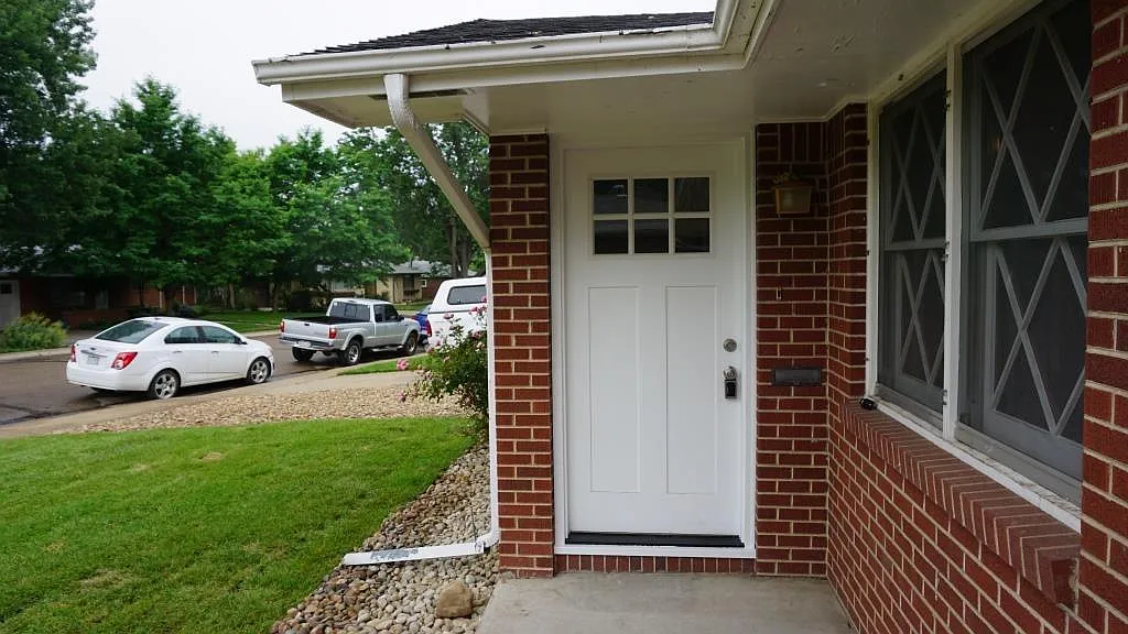 2 bed, 1010 sqft, $2,300 — Photo 3