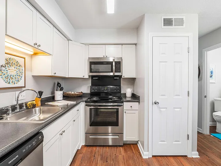 Knollwood Townhouse Apartments — Photo 9