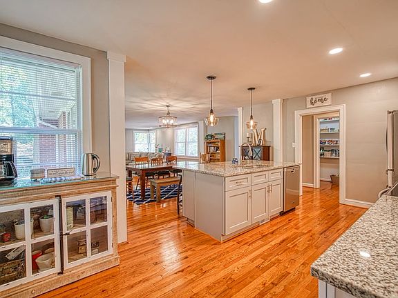 3rd image of 300 E Park Dr