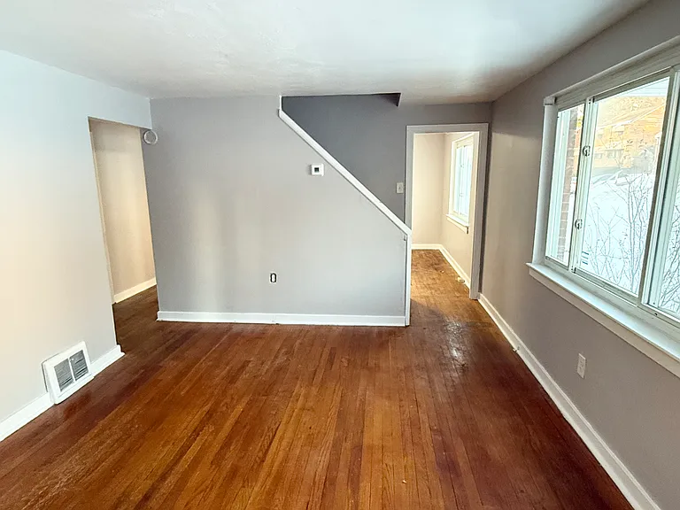 512 Macfarlane Dr — Photo 2