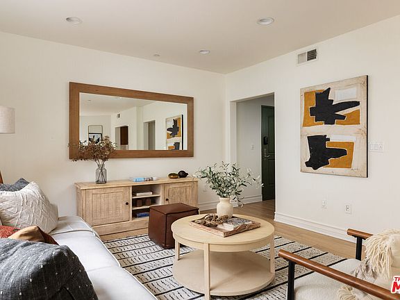 3rd image of 936 N Hudson Ave #102