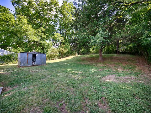 4th image of 907 Fairway Dr NW