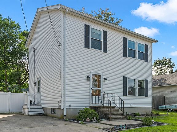 2nd image of 6 Buttonwood Ln