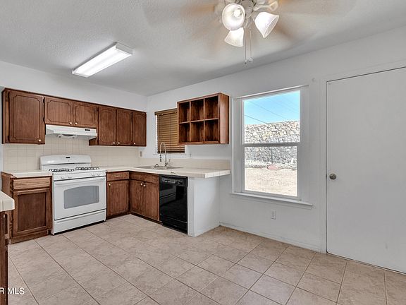 4th image of 1048 Southwestern Dr