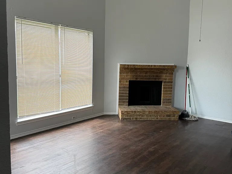 304 Gregory Ln — Photo 9