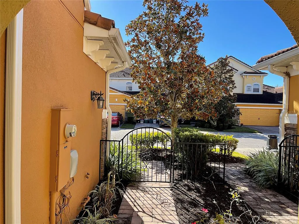 3 bed, 2.5 bath, 1491 sqft, $2,000 — Photo 2