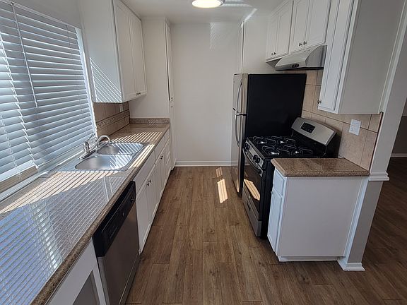 4th image of 900 Loma Ave #4