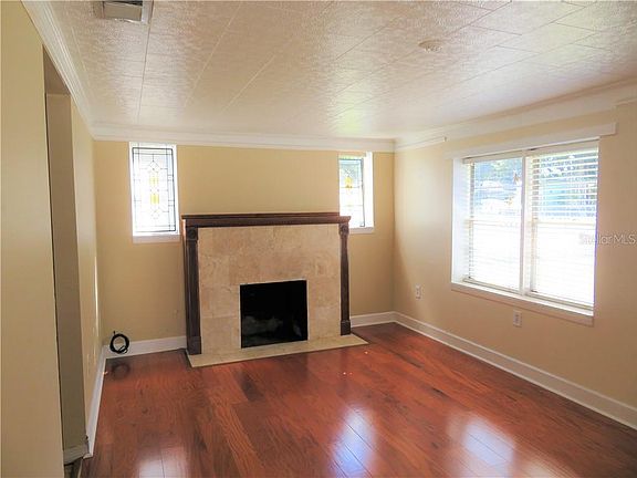 3rd image of 2121 W Okaloosa Ave