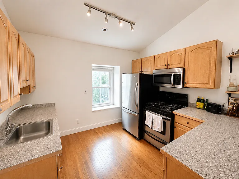 645 E 7th St #3 — Photo 8
