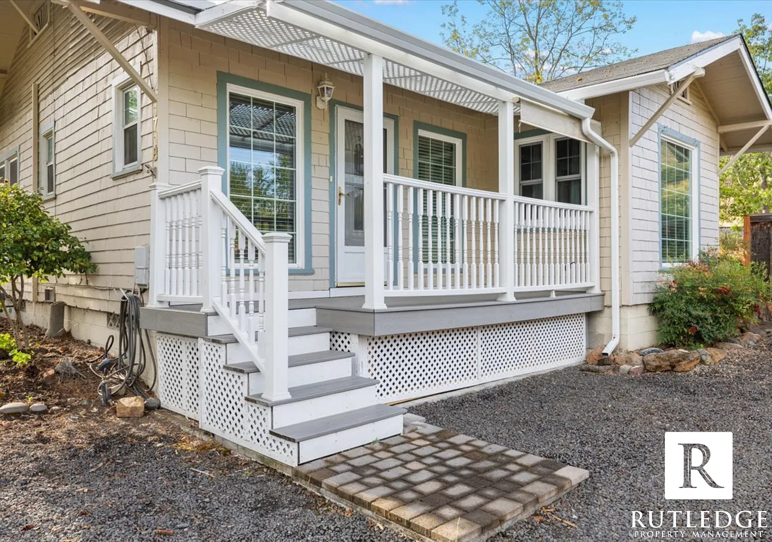 Beautiful 3 bedroom home in Talent! — Photo 1