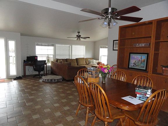LARGE OPEN PLAN SO YOU CAN STRETCH OUT THAT TABLE!!!