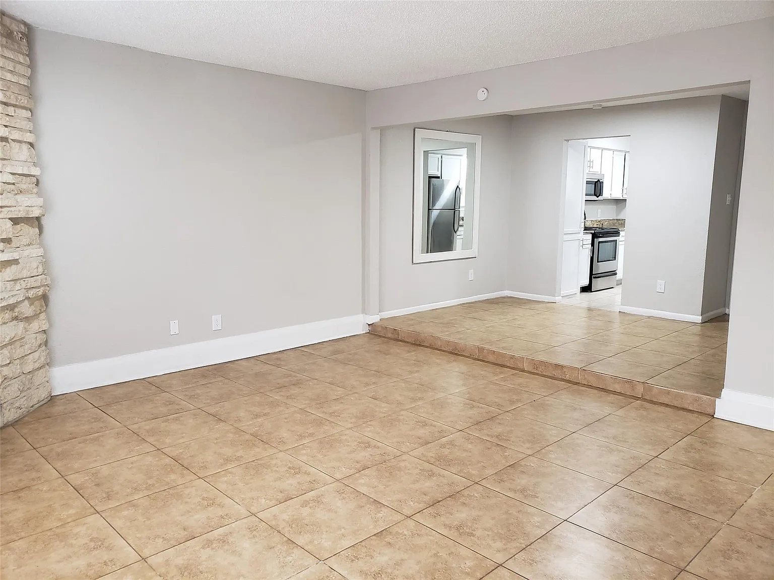 2 bed, 1.0 bath, 945 sqft, $1,350 — Photo 3