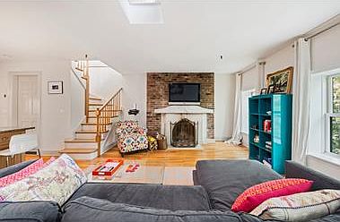 3rd image of 458 W 22nd St APT 4r