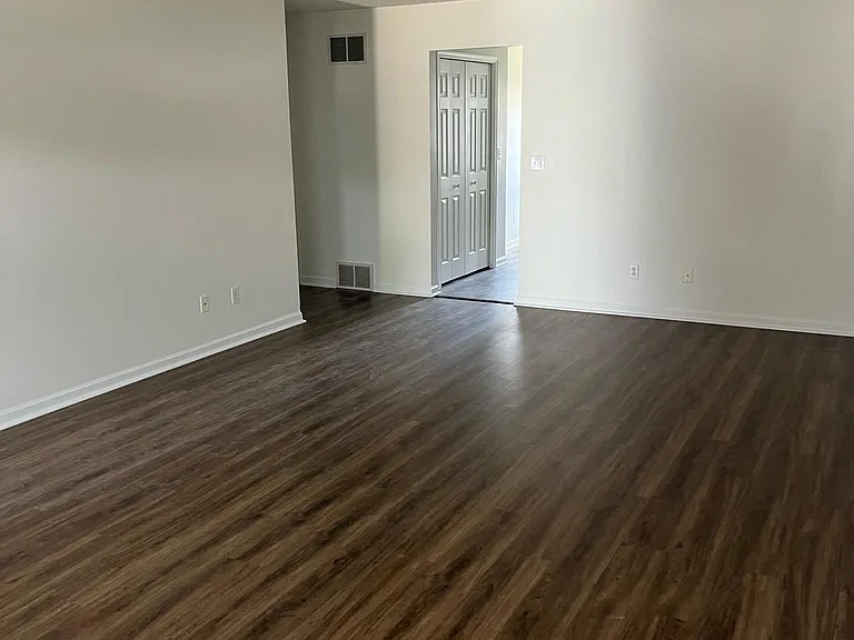 111 Genoa Dr — Photo 5