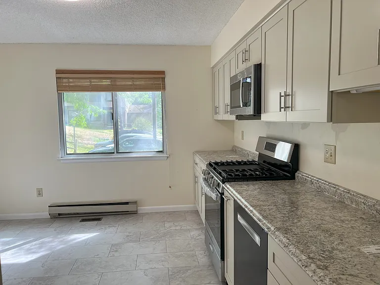 120 Knollwood Ter — Photo 3