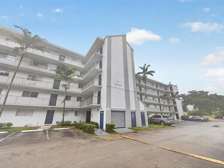 8750 N Sherman Cir #305 — Photo 1
