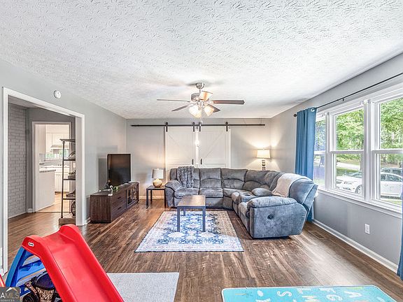 5th image of 25 Pine Chase Dr