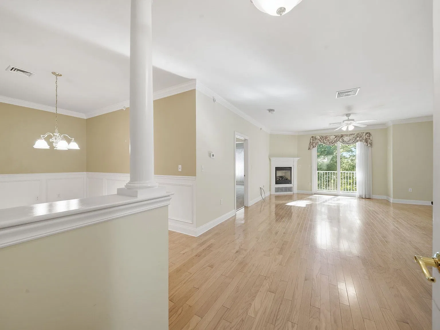 2 bed, 2.0 bath, 1300 sqft, $2,600 — Photo 3