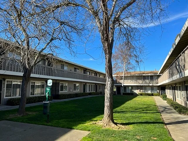 Common Area - 453A Fleming Ave E