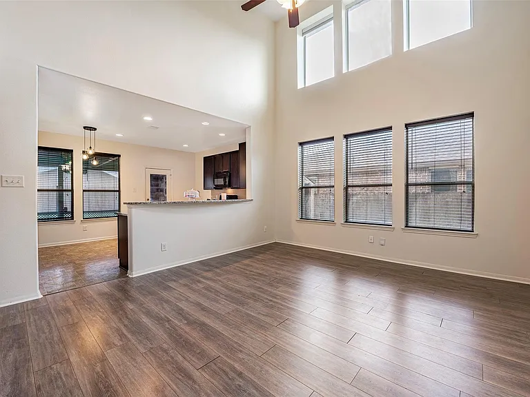 106 Crown Point Ct — Photo 6