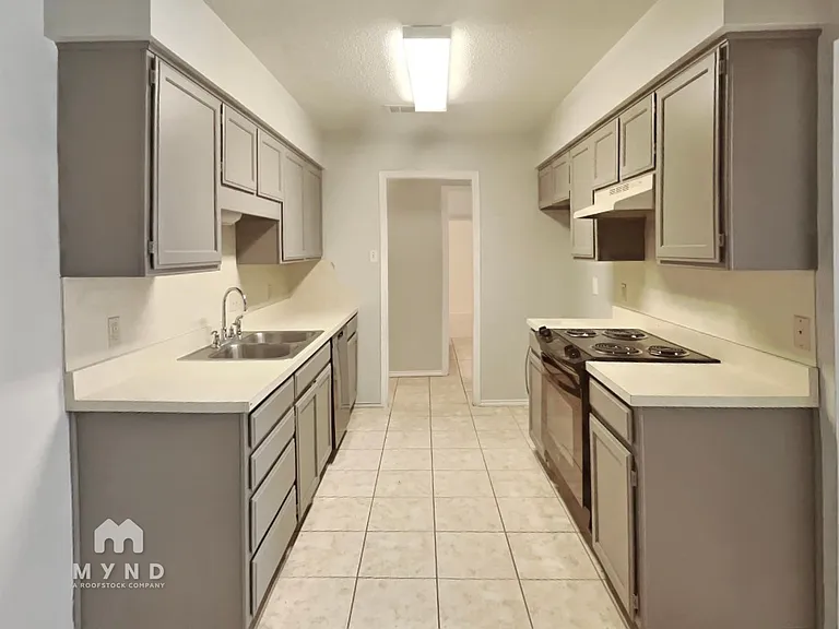 303 N Eastern St #B — Photo 5