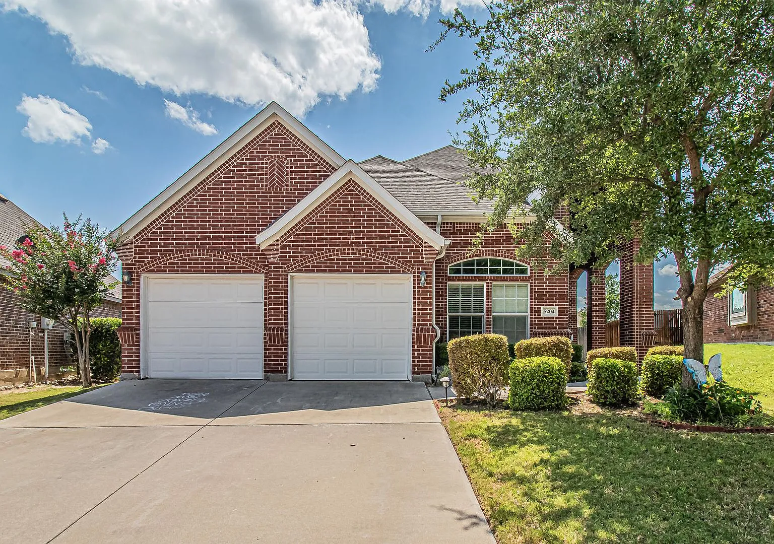 Beautiful Grand Home In Benbrook! — Photo 2