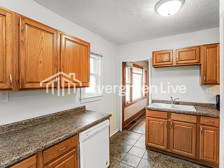 5027 Maple St — Photo 7