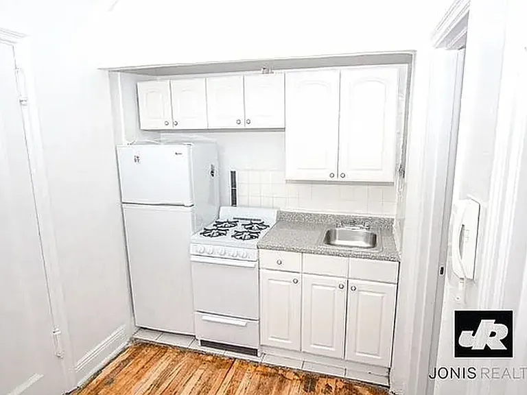 181 Waverly Pl #2C — Photo 3