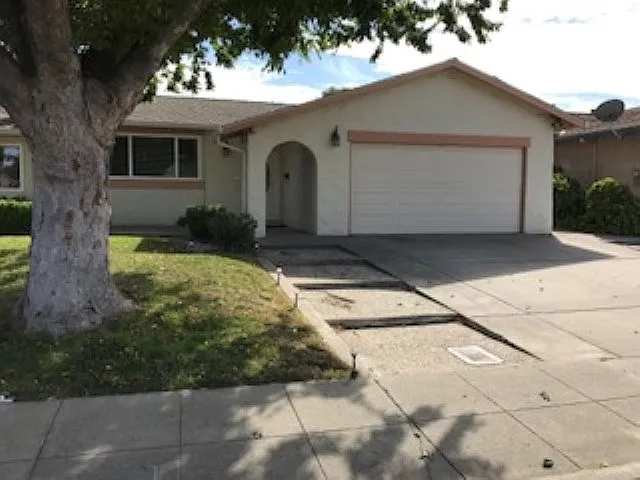 212 Elvira St photo 1