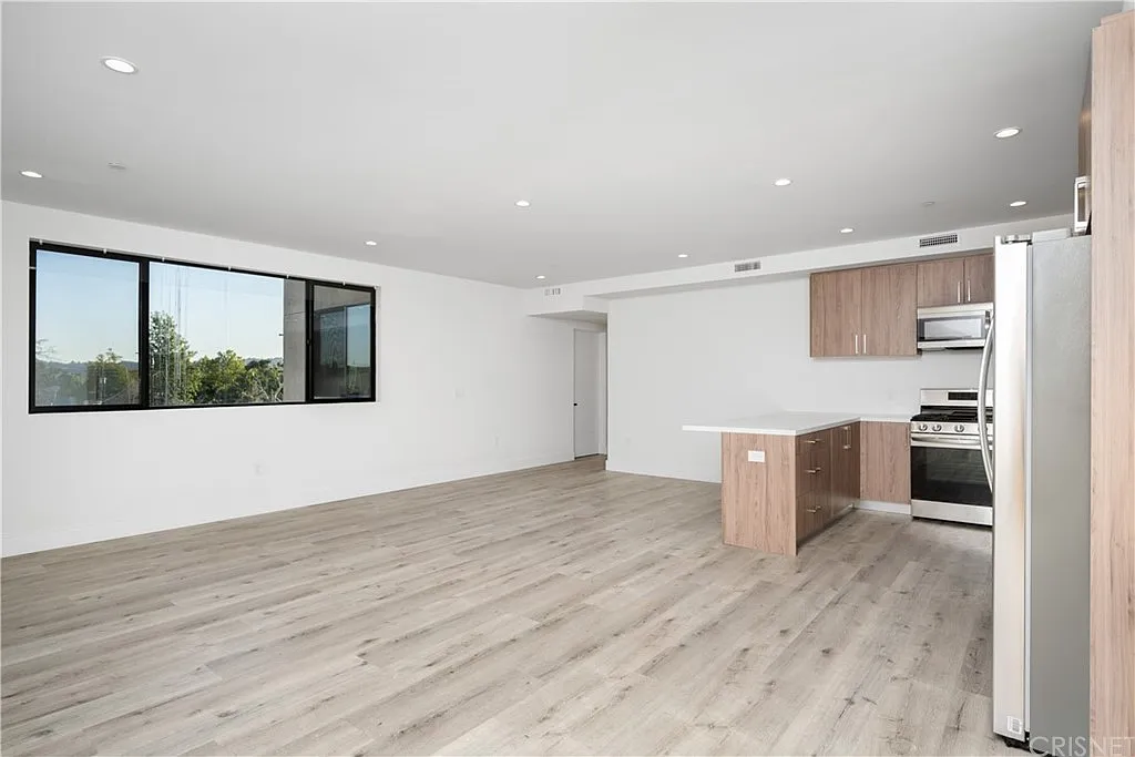 3 bed, 1375 sqft, $3,595 — Photo 1