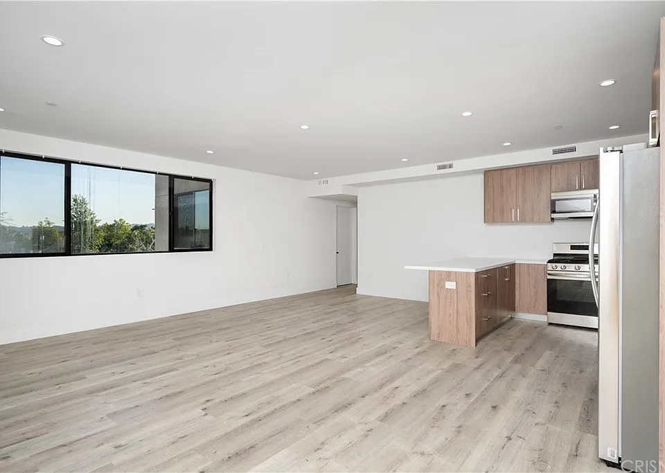 5923 Laurel Canyon Blvd #200