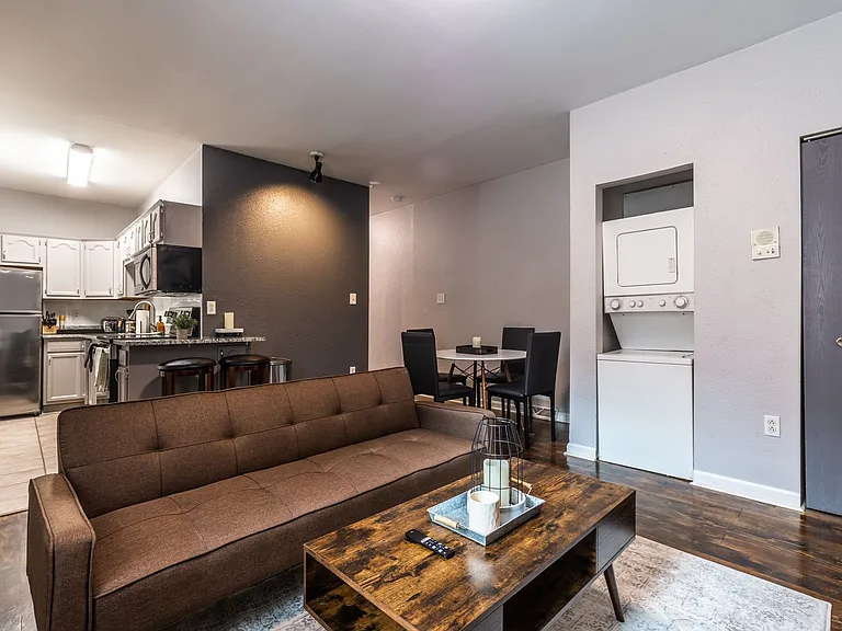 2322 E Carson St — Photo 3