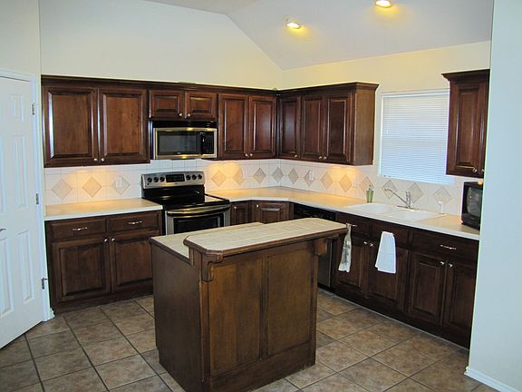 2nd image of 812 Vickery Ave