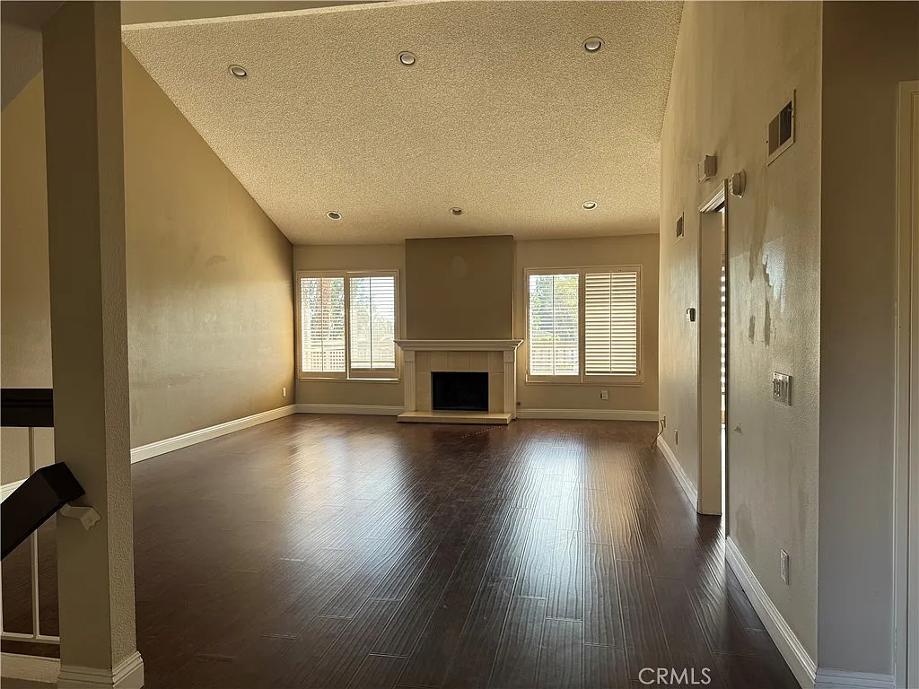 3 bed, 2.5 bath, 2071 sqft, $4,000 — Photo 4