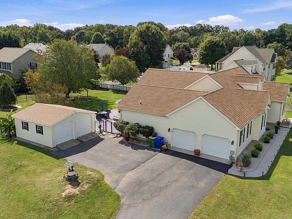 3rd image of 61 Derbywood Cir