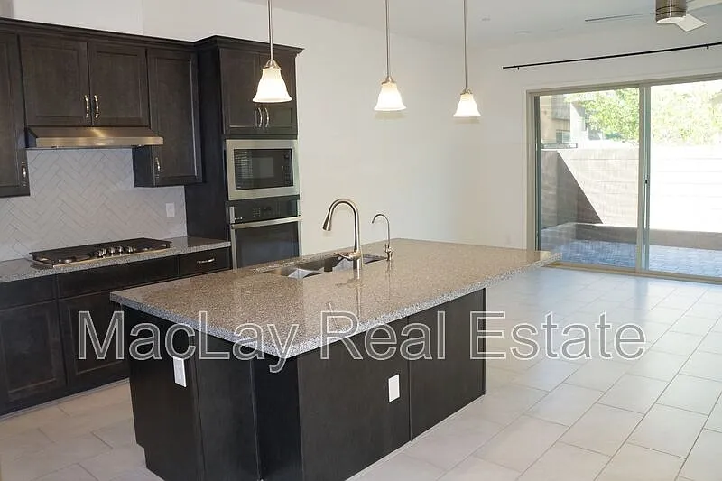 3 bed, 2.5 bath, 1957 sqft, $2,975 — Photo 2