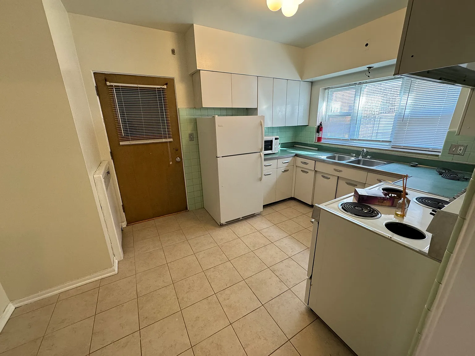 1 bed, 800 sqft, $1,300 — Photo 3