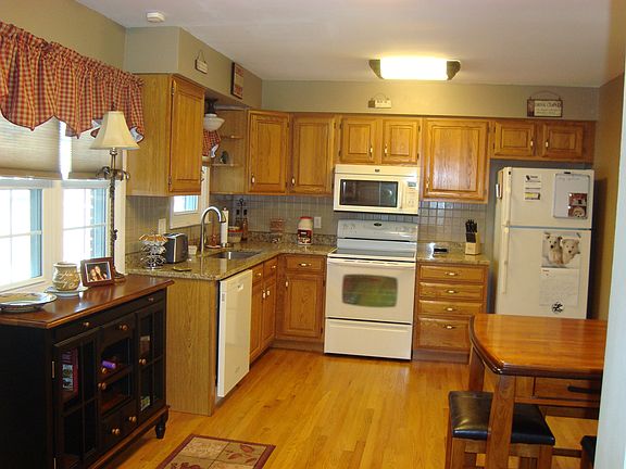 4th image of 18 Ulenski Dr