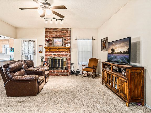 4th image of 900 Dogwood St