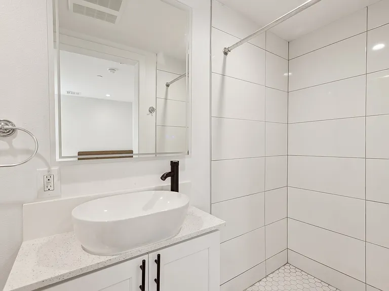 1326 W 35th Pl — Photo 27