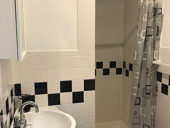 3rd image of 2 Fawn Ln