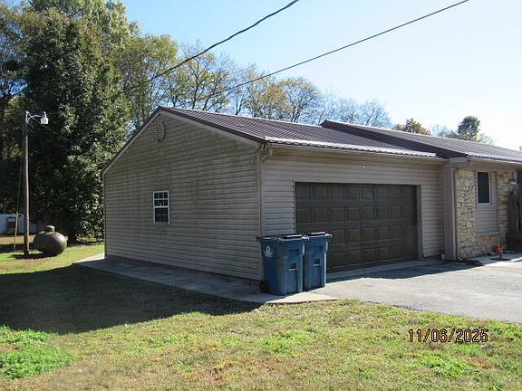 4th image of 155 Deanne Dr