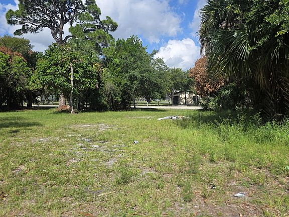 3rd image of 407 Dundas Court