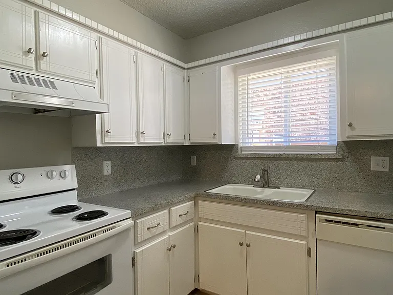 900 NW 24th St #814-05 — Photo 8