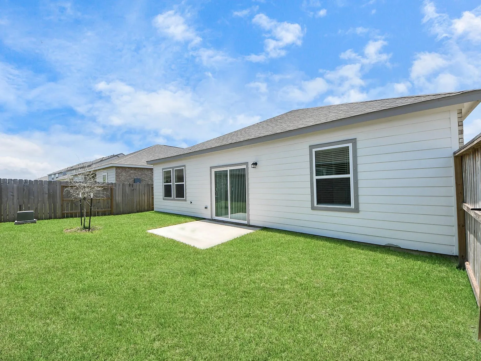 4 bed, 2.0 bath, 1827 sqft, $2,485 — Photo 2