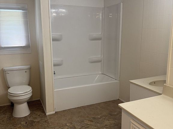 5th image of 957 W Independence St #24