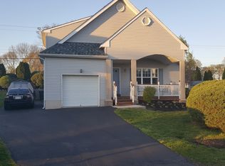 7 Colonial Ct, Upper Chichester, PA 19061