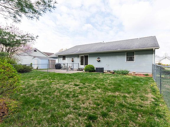 2nd image of 416 Sherwood Ln