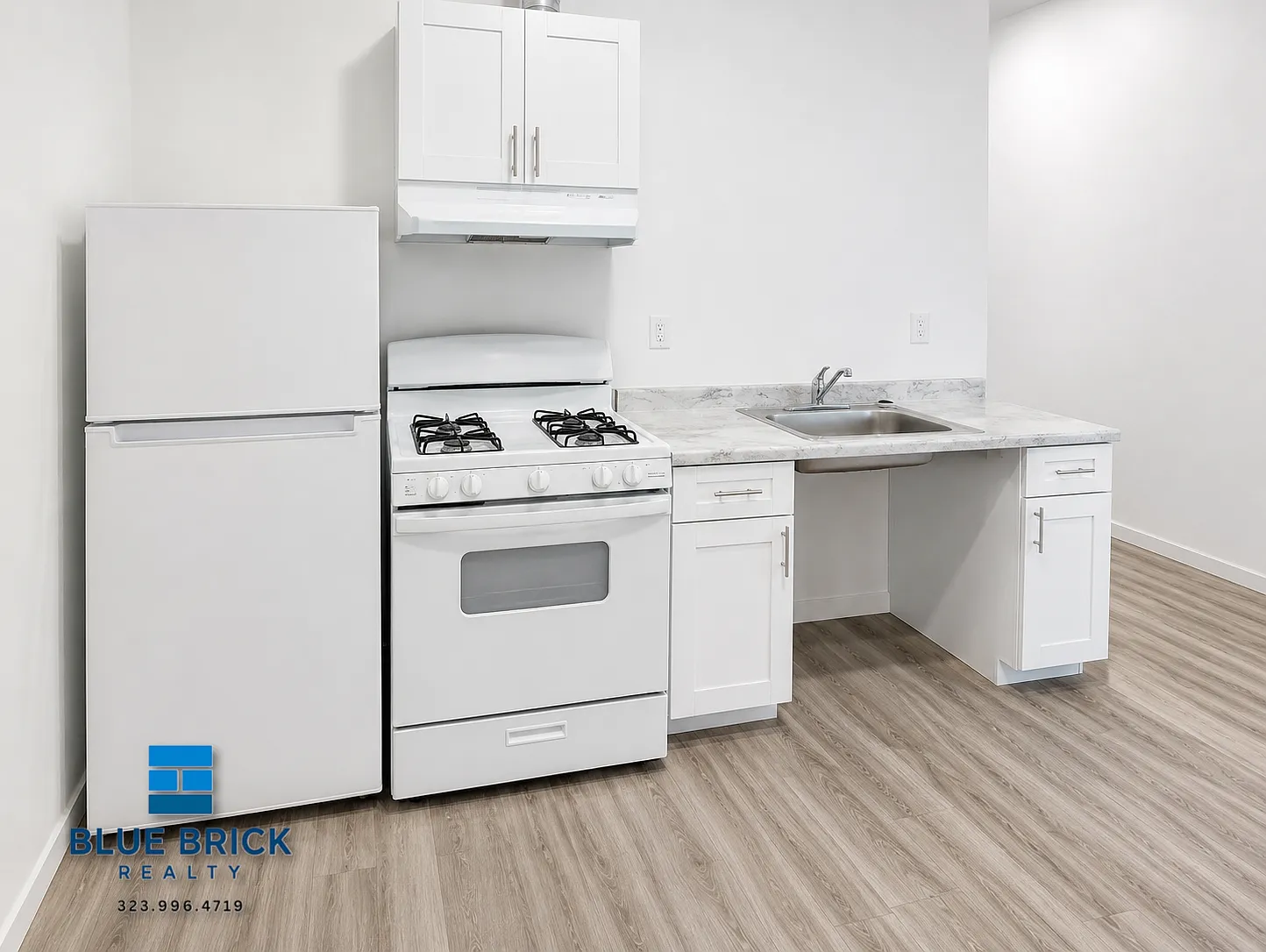 Charming 1 Bedroom Near Public Transit & Local Shopping — Photo 2