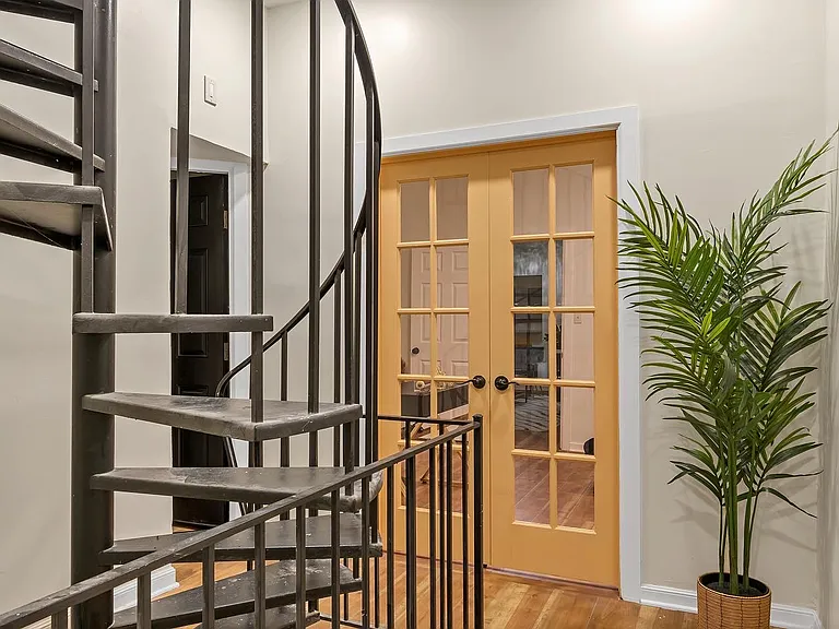 810 Broadway #2 — Photo 3